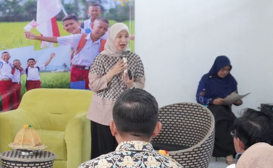 Ratih Salurkan Beasiswa PIP untuk Pelajar Pasangkayu